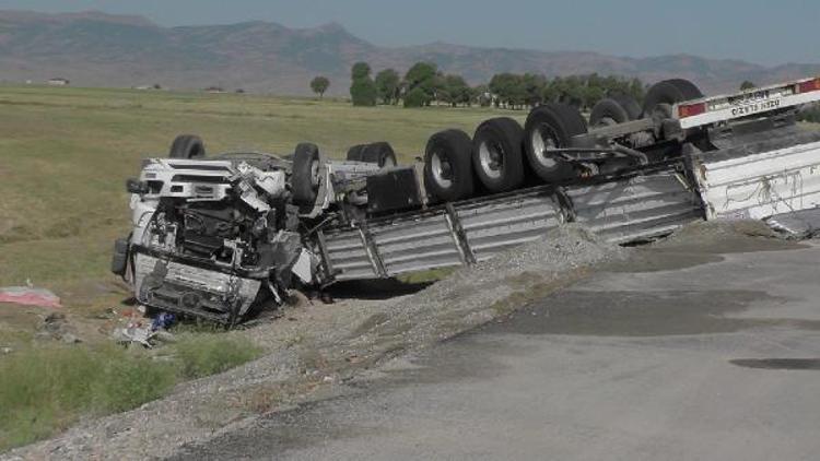 Traktöre çarpmamak için direksiyon kıran TIR şoförü öldü