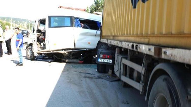 TIRın arkasında park eden minibüse arkadan gelen TIR çarptı: 6 yaralı