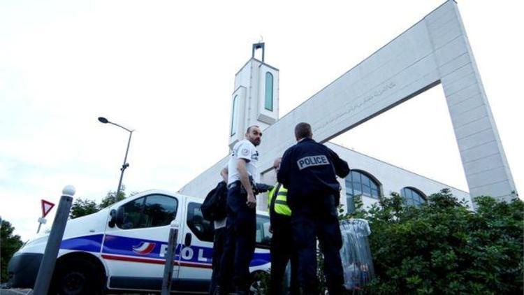 Pariste caminin önündeki kalabalığa araçla saldırı