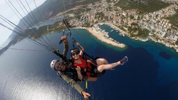 Kaş ve Meis manzaralı yamaç paraşütü