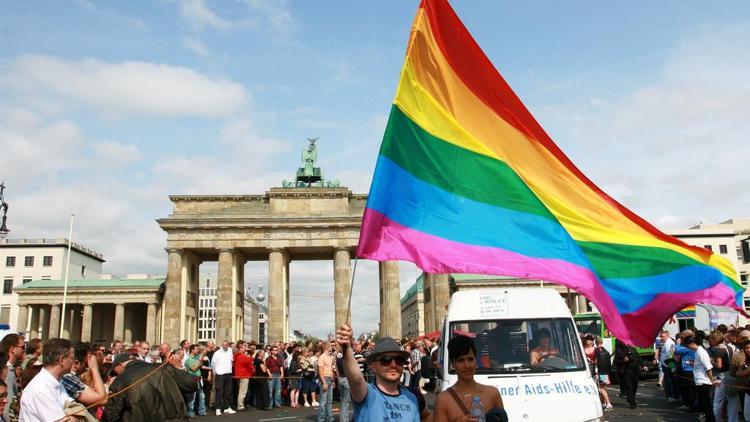 Almanyada eşcinsel evlilik kabul edildi