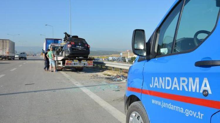 Bursada otomobil park halindeki TIRa çarptı: 2 ölü, 4 yaralı