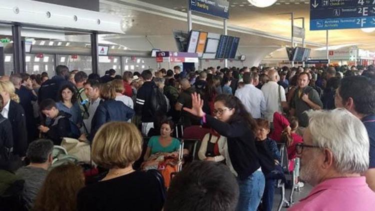 Pariste havaalanında terör alarmı: 2 bin kişi tahliye edildi