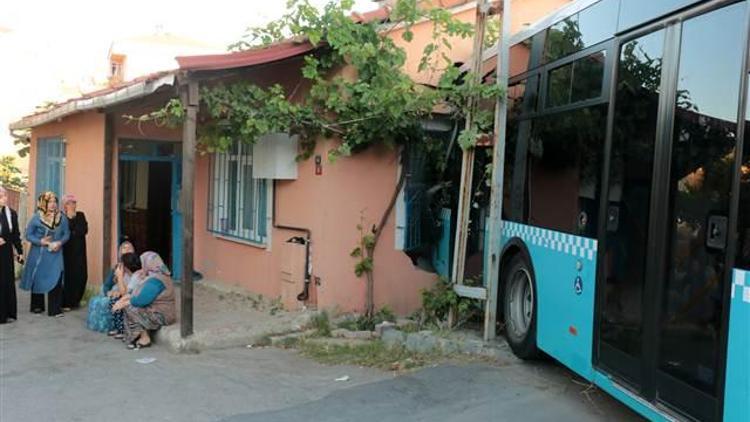 İstanbulda korkutan kaza... Halk otobüsü eve çarptı