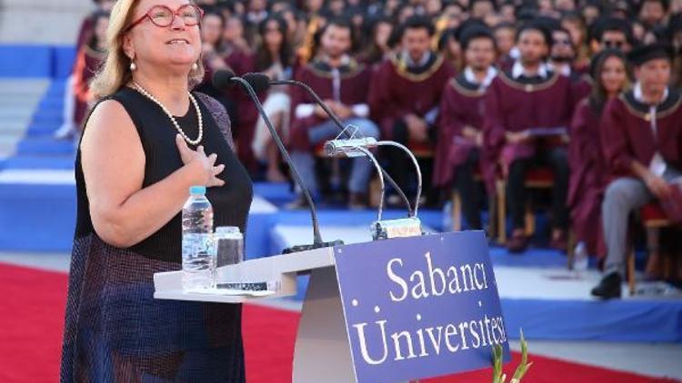 Sabancı Üniversitesinden mezun olan öğrenciler diplomalarını aldı