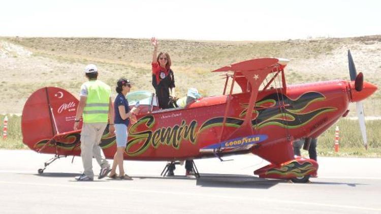 Kadın pilotun akrobasi gösterisi nefes kesti