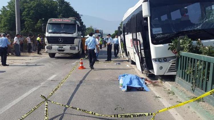 Servis midibüsünün çarptığı kadın öldü