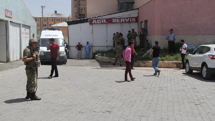 Başkalede PKKdan askeri araca saldırı; 1 asker yaralı (2)