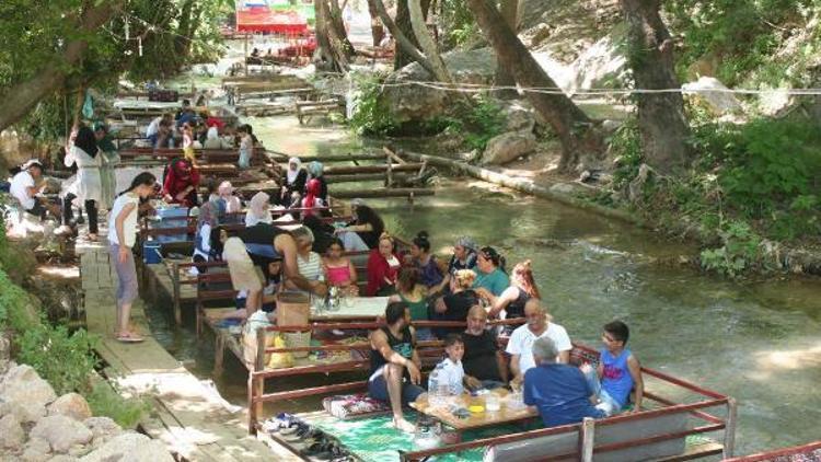 Sıcaktan bunalanlar Kayacı Vadisine akın etti