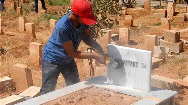 Suruçta terörist mezarlarındaki örgüt simgeleri silindi