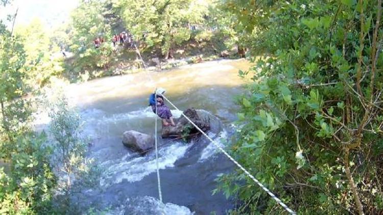 Piknik alanında mahsur kalan aileyi AFAD kurtardı