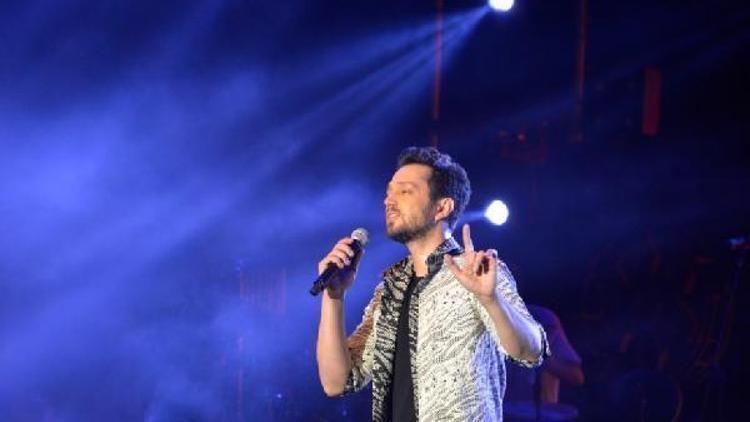 Murat Boz sezonun son konserinde 25 bin hayranıyla eğlendi