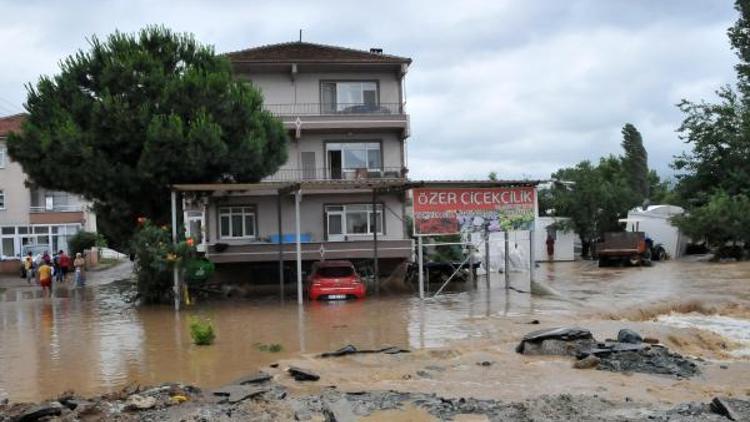 Çınarcıkta yağış su baskınına neden oldu (2)