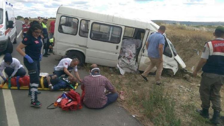 Edirne’de tarım işçilerini taşıyan minibüs takla attı: 7 yaralı