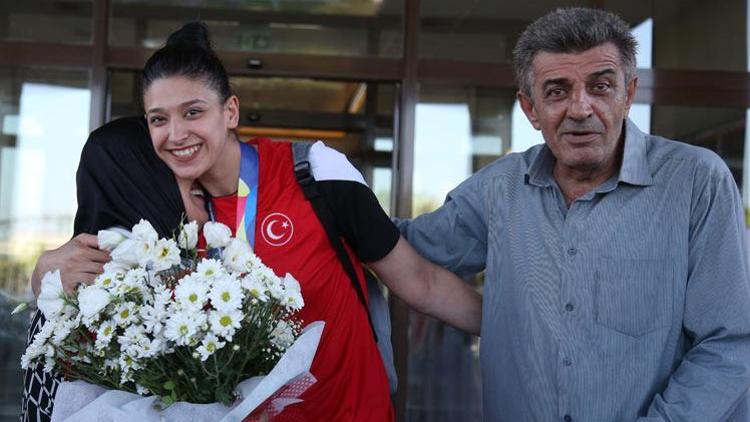 Dünya şampiyonu Nur Tatar çiçeklerle karşılandı