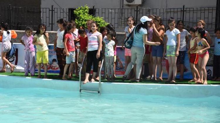 Derikte çocuklar ilk kez havuzla tanıştı