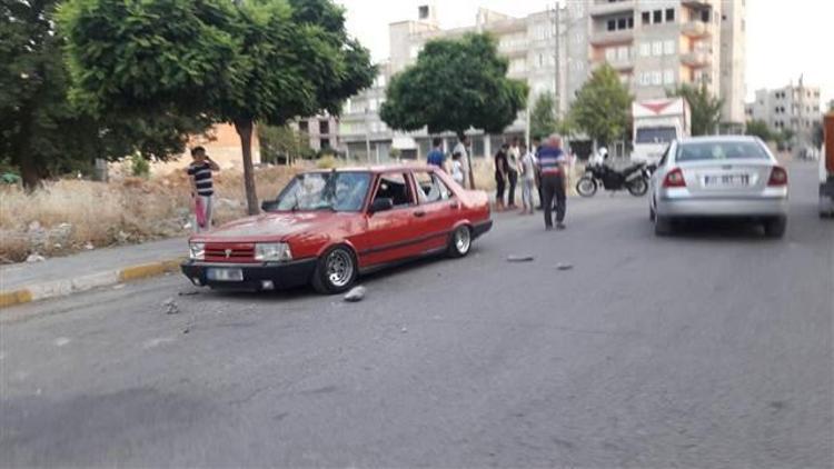 Sinir krizi geçiren genç otomobilini taşladı