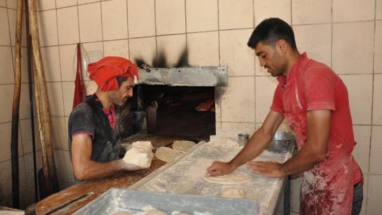 Ateş önünde çalışan esnafın sıcakla imtihanı