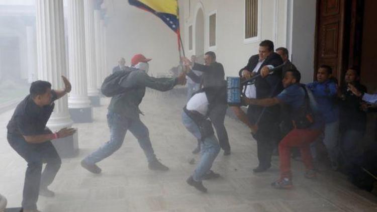 Venezuelada meclisi basıp, milletvekillerini yaraladılar