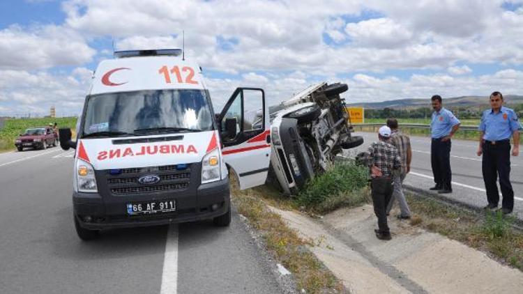 Yoldan çıkıp devrilen kamyonetteki kadın yaralı kurtuldu