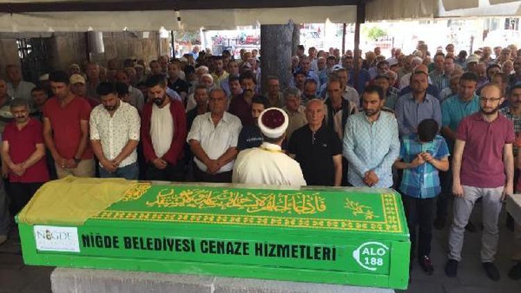 Niğdede kaza ölen 4 kişi toprağa verildi