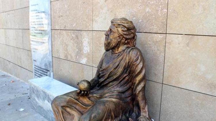 İzmirdeki Anaksagoras heykeli tartışma yarattı