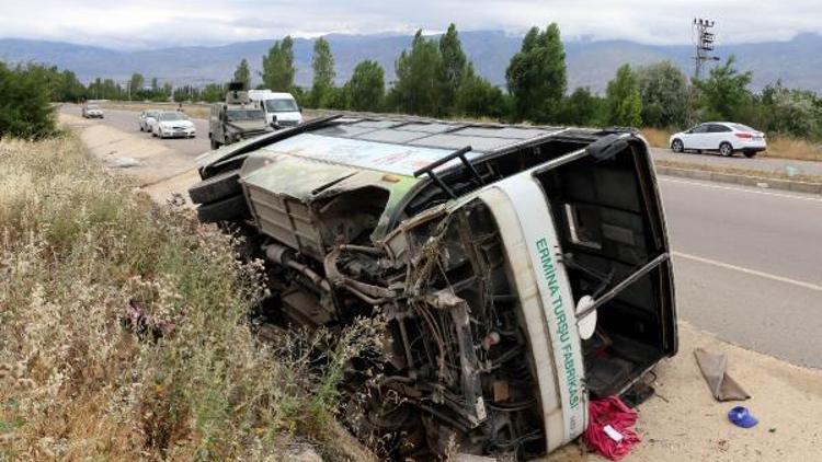 Tarım işçilerini taşıyan midibüs kaza yaptı: 20 yaralı