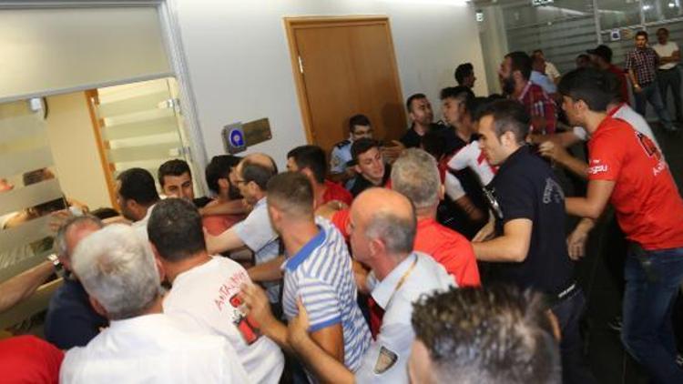 Antalyaspor taraftarı ihale salonunu bastı