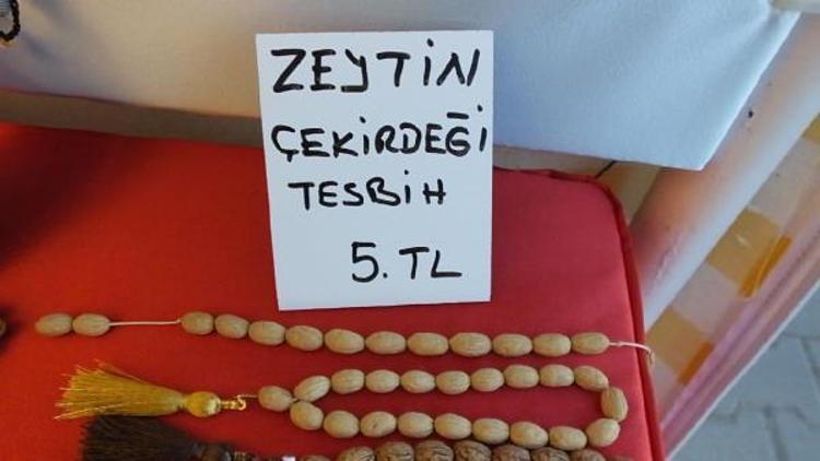 Çöpe atılan zeytin çekirdekleri takı oldu