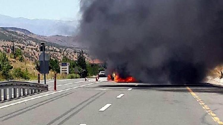 Çarpışan araçlar alev topuna döndü