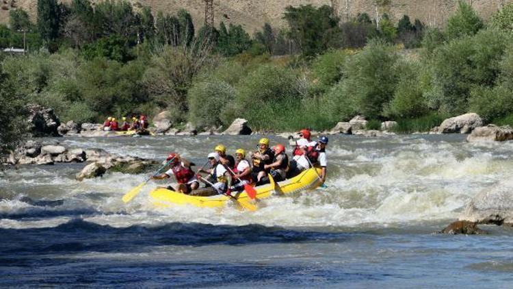 Kemahtan geçen Karasuda rafting yapıldı