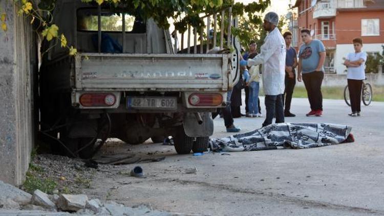Otomobille çarpışan kamyonet, yol kenarındaki kadınları ezdi: 1 ölü, 7 yaralı