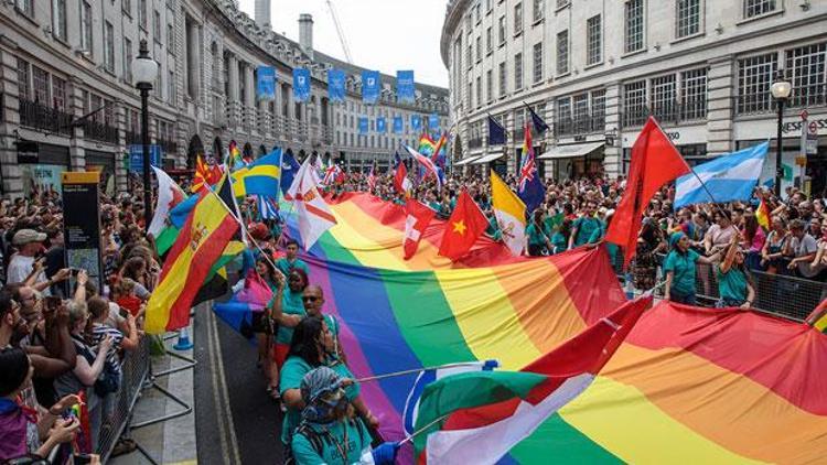 10 binlerce kişi eşcinsel hakları için yürüdü