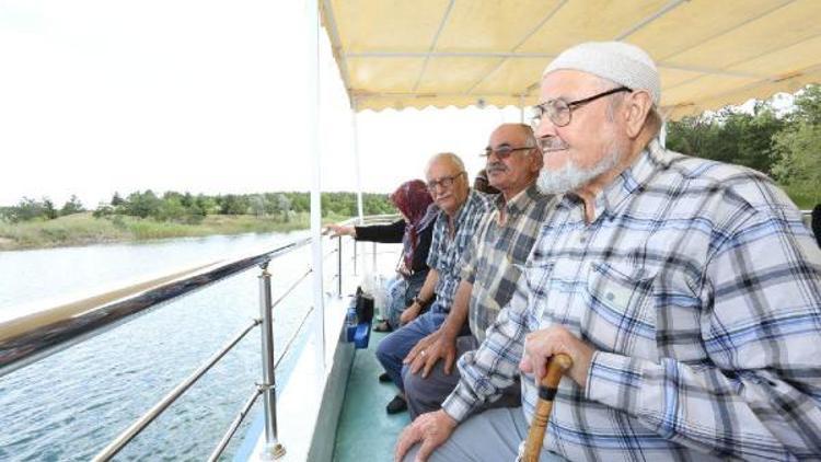 Yaşlılar tekne turunda