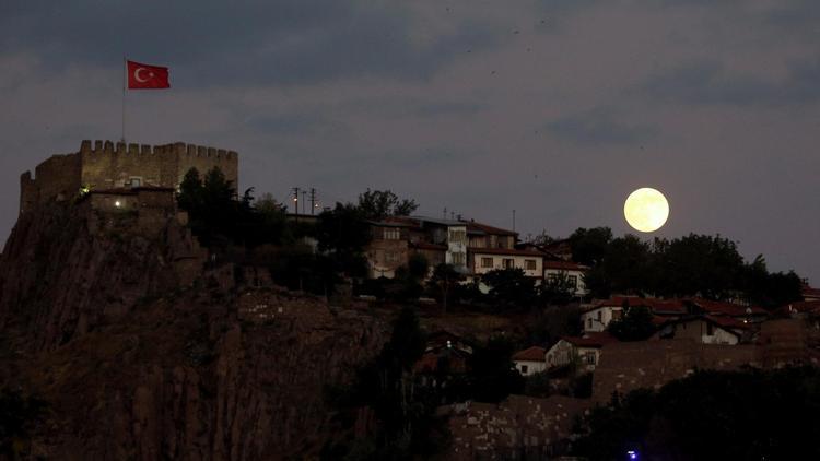 Ankara Kalesi ve dolunay