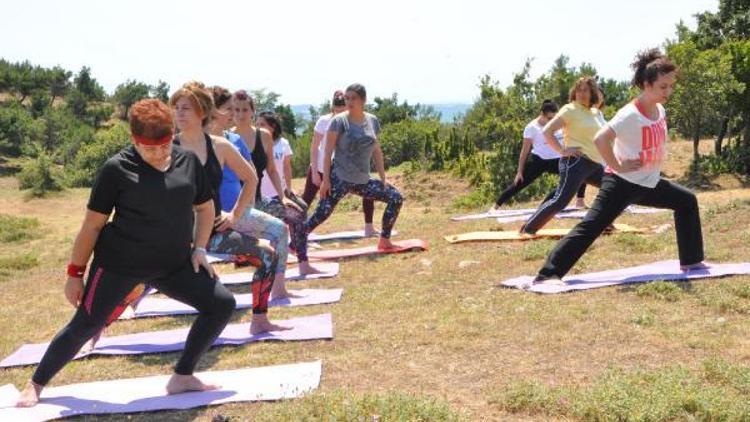 600 rakımlı Elmalıda yoga seansı