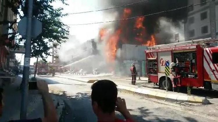 Pendikte nalbur dükkanı alev alev yandı (1)