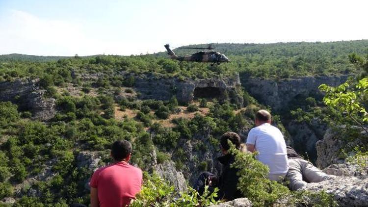 Kanyonda mahsur kalan 3 kişi, helikopterle kurtarıldı