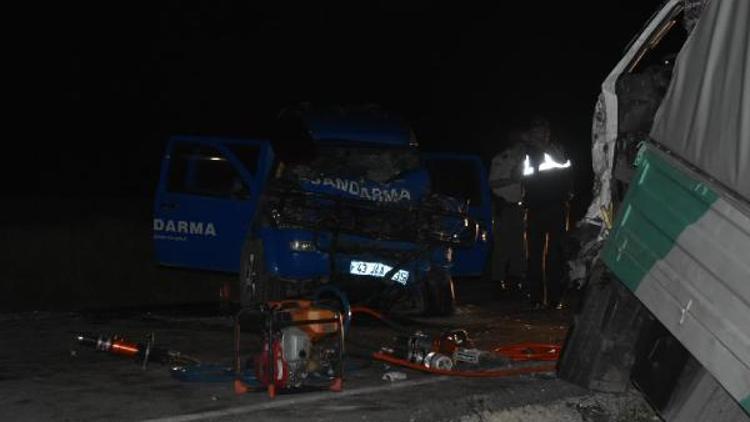 Kütahyada askeri araç kaza yaptı: 1 şehit, 8 yaralı