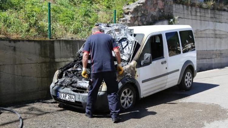 Artvin’de polis aracı yandı