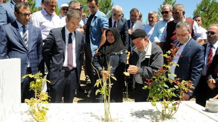Başbakan Yardımcısı Canikli, 15 Temmuz şehidi Sağaz’ın mezarını ziyaret etti
