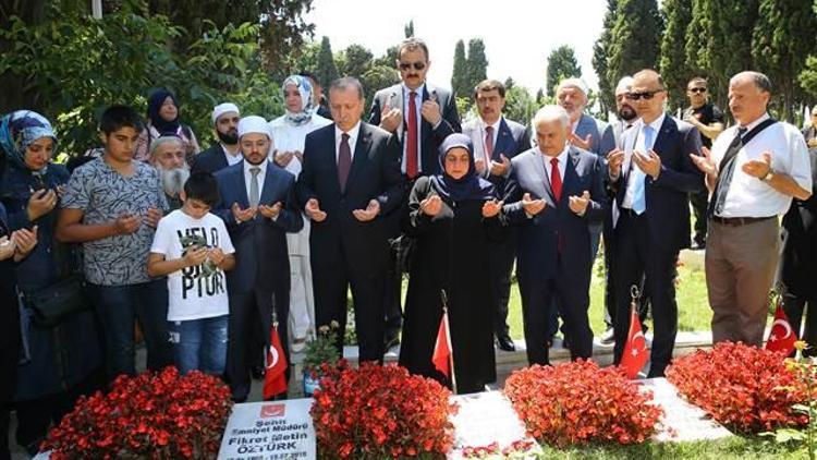 Erdoğan 15 Temmuz şehitliğinde Kuran okudu