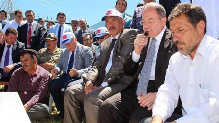 Bakan Akdağ, 15 Temmuz şehidinin mezarı başında Kuran okudu