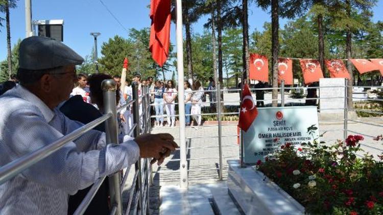 15 Temmuz kahramanı Ömer Halisdemir, mezarında anıldı