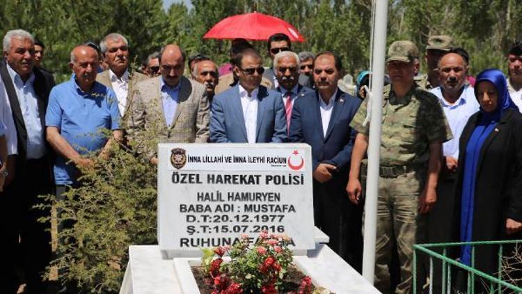 15 Temmuz şehidi Özel Harekat Polisi Hail Hamuryen mezarı başında anıldı.