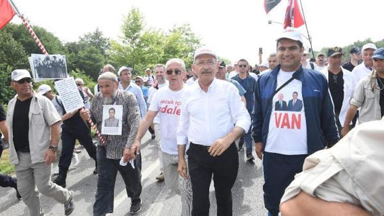 Ek fotoğraf// Oğlu için eylem yapan Veysel Kılıç polis tarafından bir süre alıkonuldu