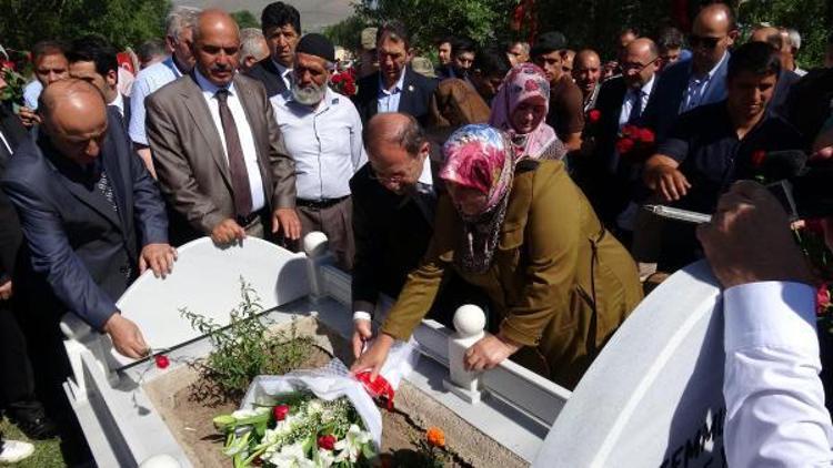 Bakan Akdağ, 15 Temmuz şehidinin mezarı başında Kuran okudu (3)