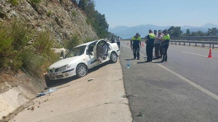 Emniyet şeridinde otomobilin çarpmasıyla öldü