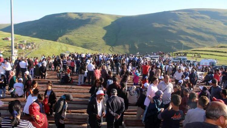 Atanın siluetini İzmir Marşı ile karşıladılar