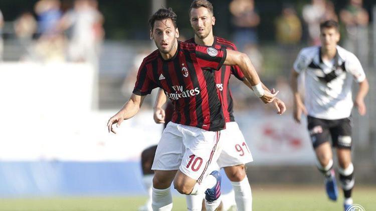 Hakan Çalhanoğlu Milan’da ilk maçına çıktı